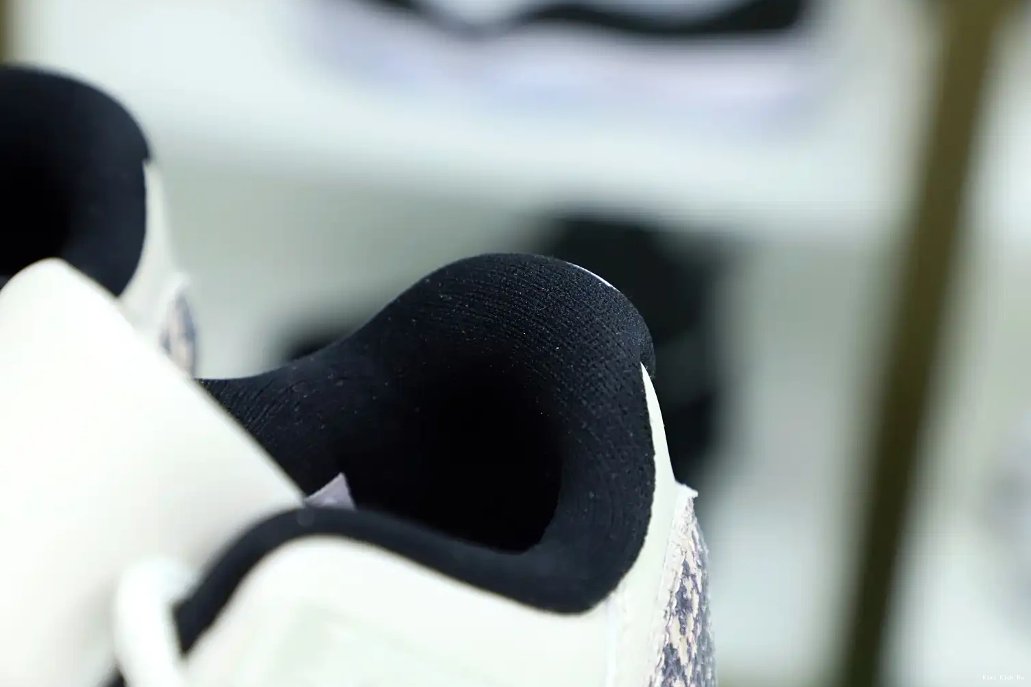 Kimikick BONE AIR SNAKESKIN LIGHT LOW 11 JORDAN 0419